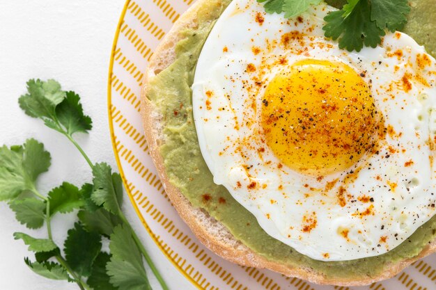 Close-up pita avec tartinade à l'avocat et oeuf au plat