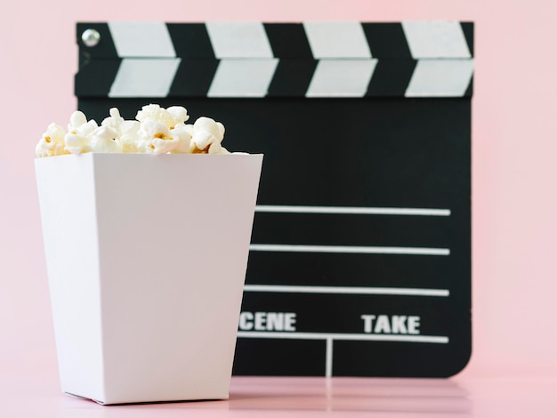 Photo gratuite close-up pop-corn box avec clap