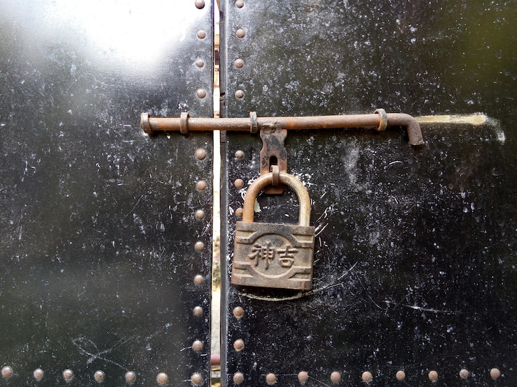 Photo gratuit close-up de la porte avec un cadenas