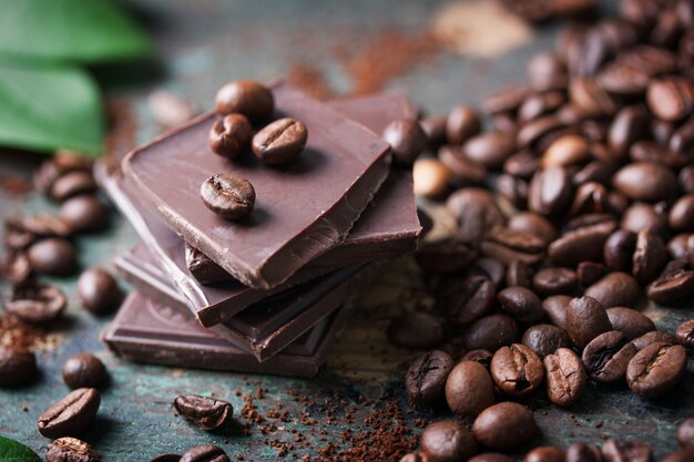 Close-up des portions de chocolat avec des grains de café