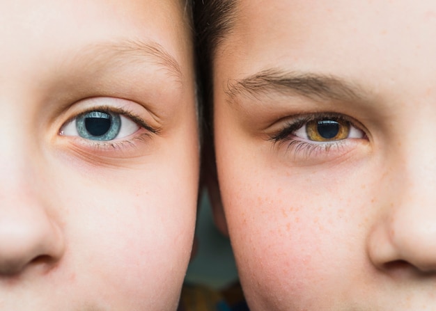 Close up portrait de deux garçons