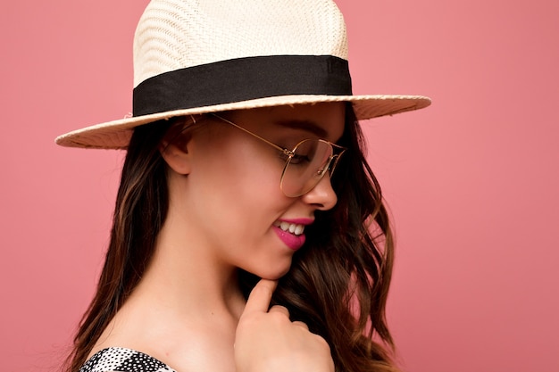 Close-up portrait intérieur de belle femme aux cheveux noirs portant un chapeau