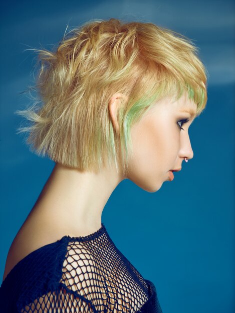 Close-up portrait intérieur de jolie fille aux cheveux blonds. Gracieuse jeune femme avec coupe courte