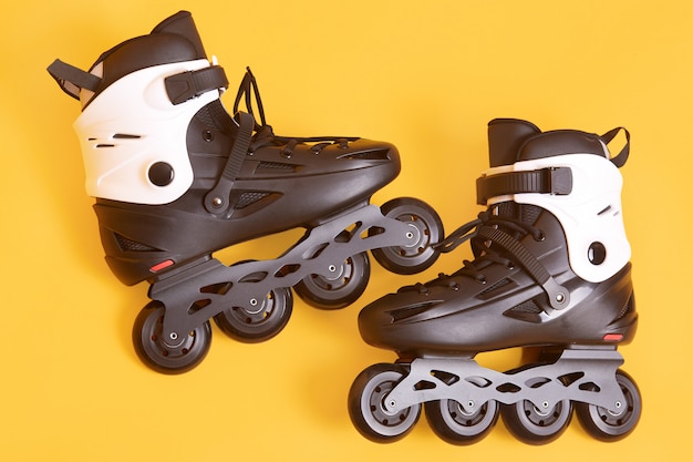 Close up portrait of adult roller skates isolé sur studio jaune