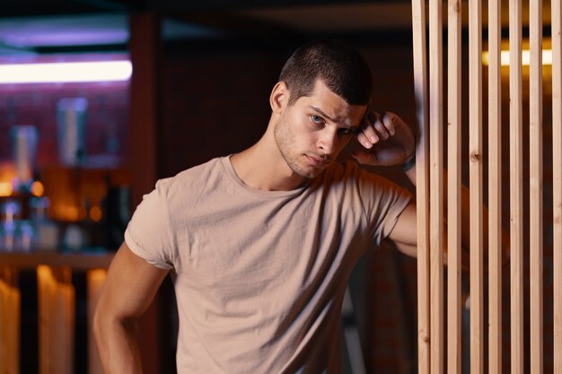 Close-up portrait of attractive male model. Jeune bel homme dans un bar