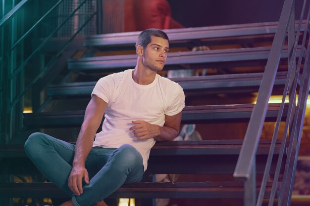 Close-up portrait of attractive male model. Jeune bel homme dans un bar