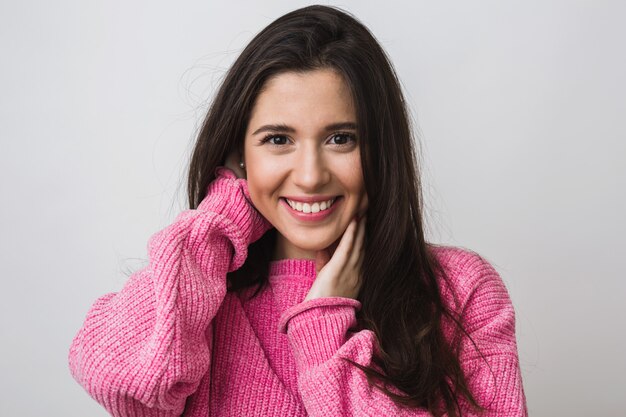 Close up portrait of happy attractive woman en pull rose chaud, cheveux longs, aspect naturel, sourire sincère, humeur positive, isolé