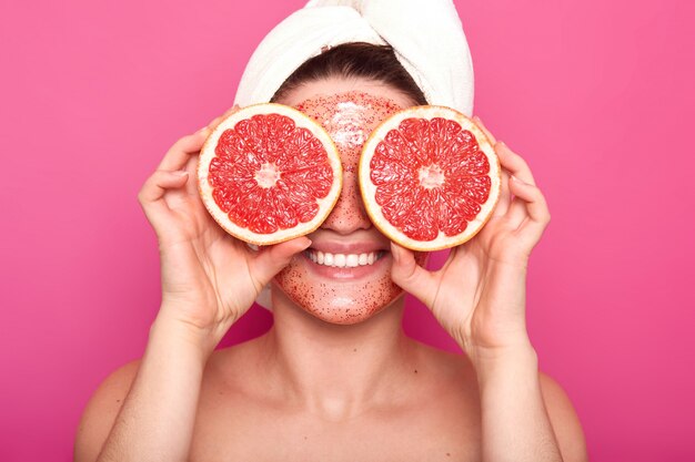 Close up portrait of positive attractive girl smiling sincèrement