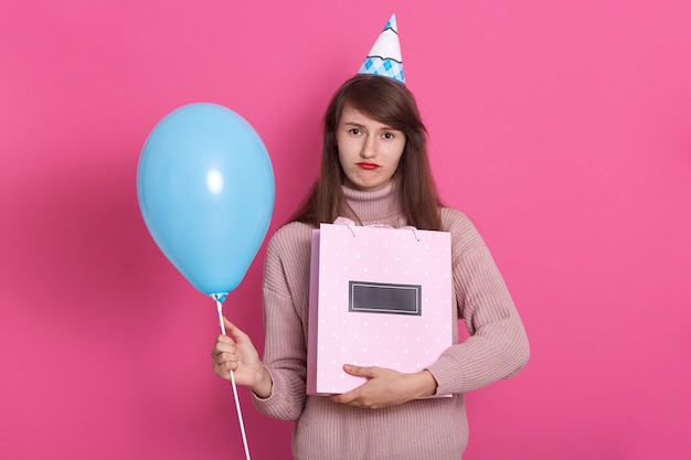 Photo gratuite close up portrait of young beautyful darkhaired woman with gift and blue balloon