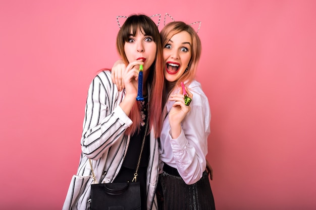 Close up portrait positif de deux femmes hipster heureux s'amuser, à l'aide d'accessoires de fête, gros plan portrait fou, temps de l'amitié