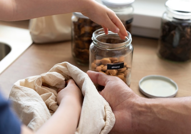 Close up pot avec amandes et sac