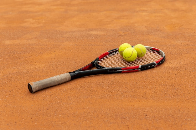 Photo gratuite close-up raquette et balles de tennis sur terrain