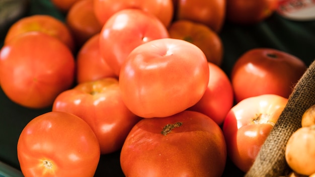 Close-up rouge tomate au marché des aliments