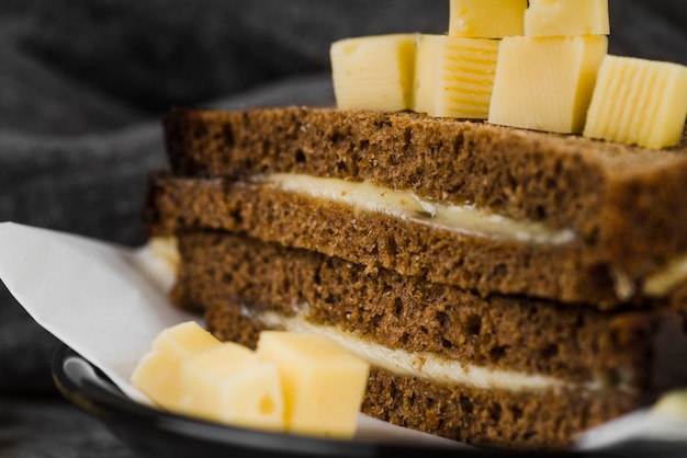 Photo gratuite close-up sandwich au fromage sur la plaque