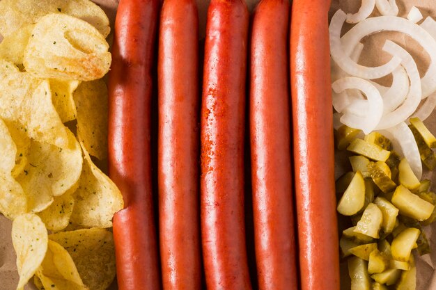 Close-up saucisses et chips sur papier