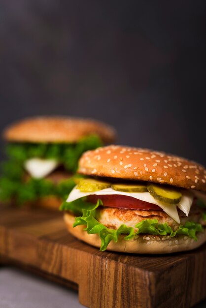 Close-up savoureux hamburgers avec de la laitue