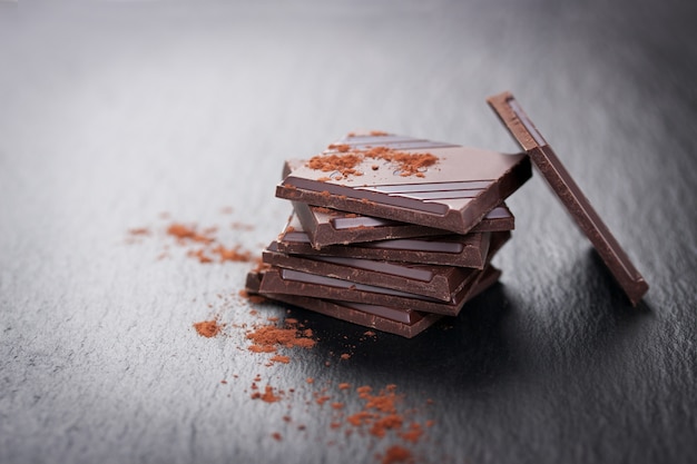 Close-up de savoureux morceaux de chocolat