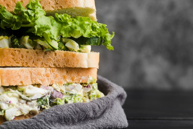 Close-up savoureux sandwich sur table