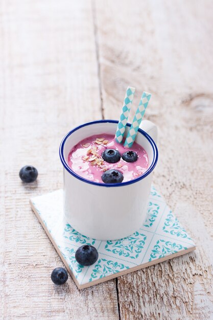 Close-up de savoureux smoothie fraise avec deux pailles