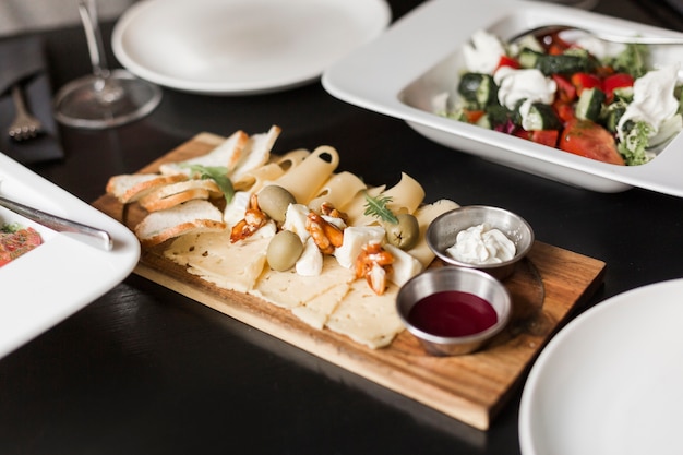 Close-up savoureux snacks et salade sur la table