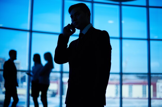 Close-up de la silhouette de l&#39;homme parlant au téléphone