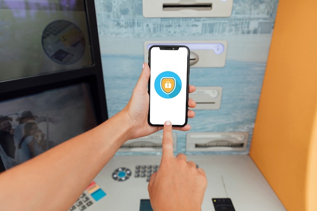 Close-up smartphone à côté de atm