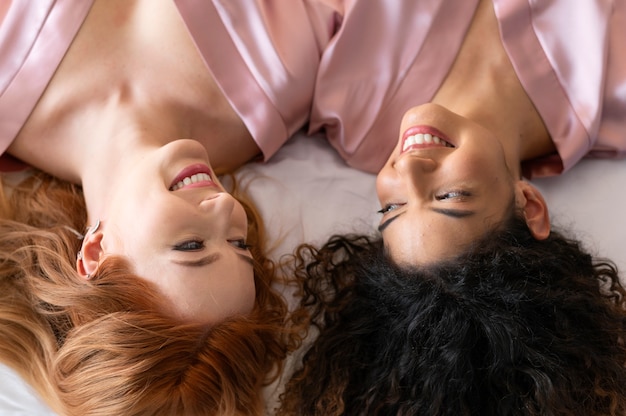 Photo gratuite close up smiley femmes portant dans son lit