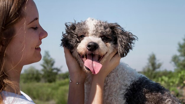 Close-up smiley fille et chien