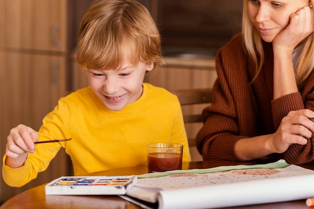 Photo gratuite close-up smiley kid et femme à l'intérieur