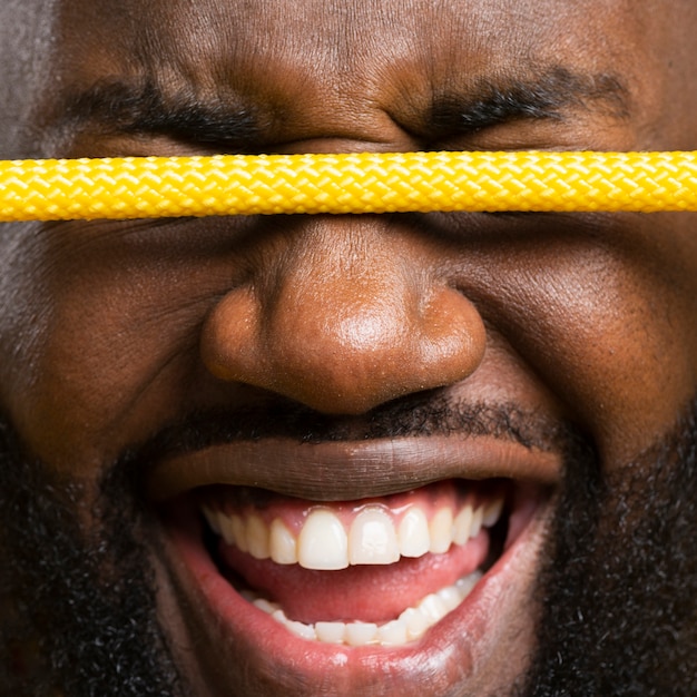 Photo gratuite close-up smiley male