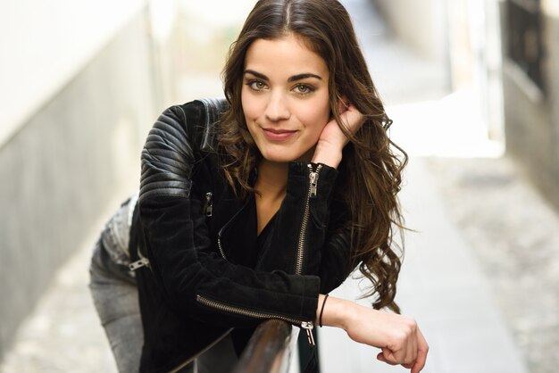 Close-up de sourire femme brune avec veste en cuir