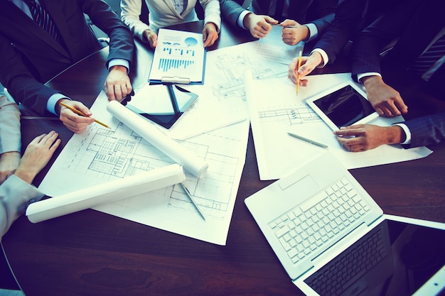 Close-up de la table de travail avec des rapports et des plans