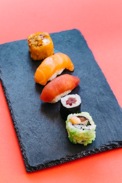 Photo gratuite close-up tableau noir avec des sushis