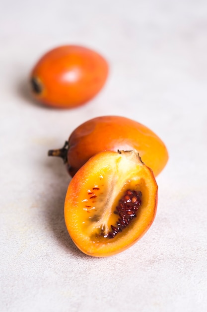 Photo gratuite close-up tamarilo frais sur la table