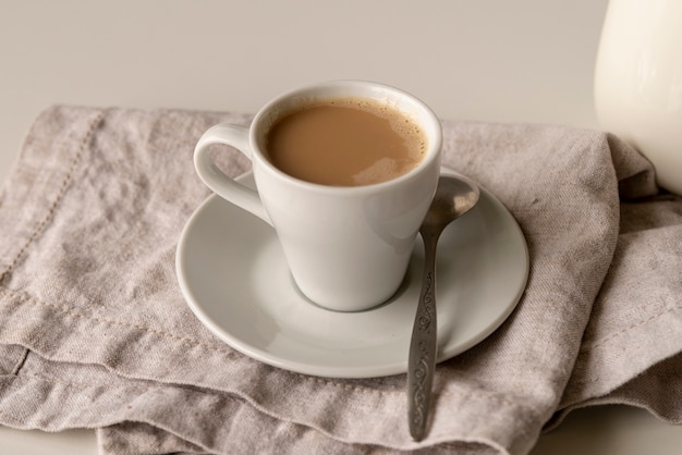 Close-up tasse de café au lait sur une assiette