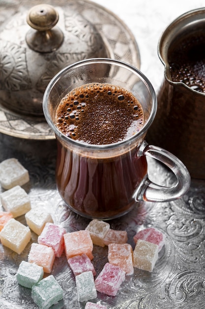 Photo gratuite close-up tasse de café frais avec des bonbons