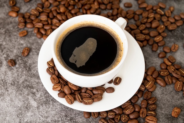 Close-up tasse de café avec des haricots