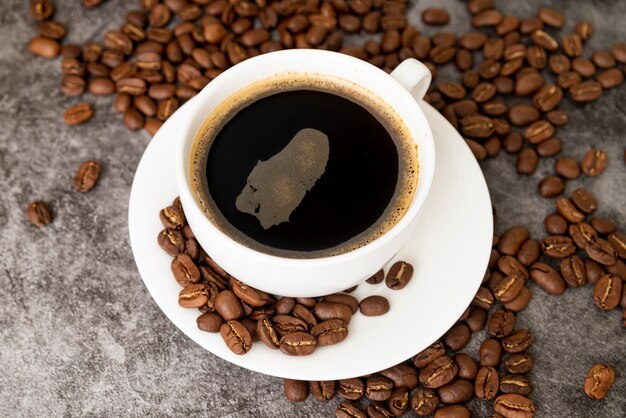 Close-up tasse de café avec des haricots
