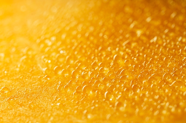 Close-up texture jaune avec des gouttes d'eau