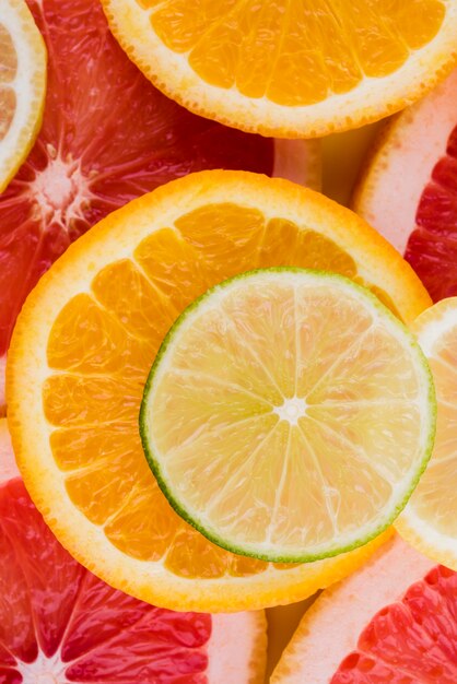 Close-up de tranches d'orange et de lime bio