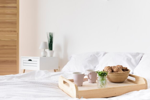 Close-up tray avec petit déjeuner sur le lit