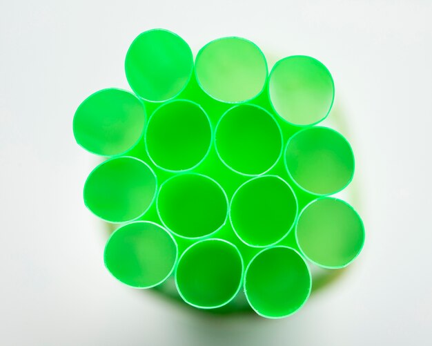 Photo gratuite close-up tubes en plastique pour boire