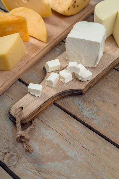 Photo gratuite close-up variété de délicieux fromage sur la table