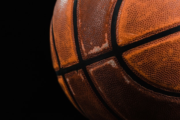 Close-up de la vieille balle de basket-ball