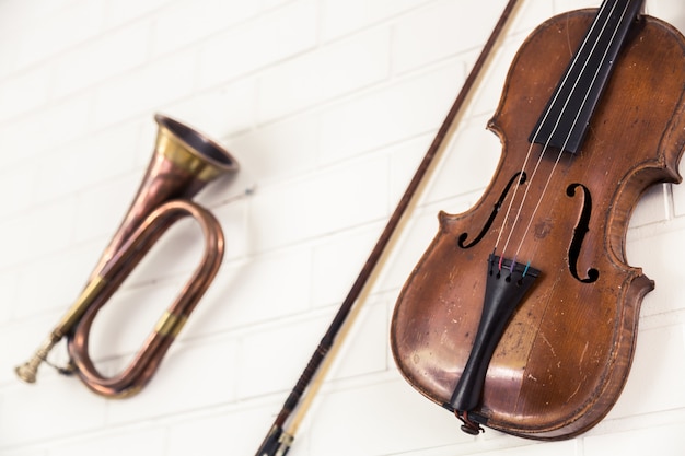 Photo gratuite close-up de violon et trompette