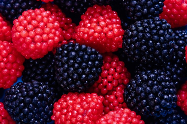 Close-up vue de dessus marmelade sous forme de framboises et mûres