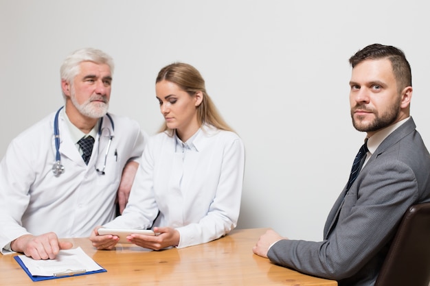 Closeup, homme d&#39;affaires, table, affaires, stéthoscope, docteur