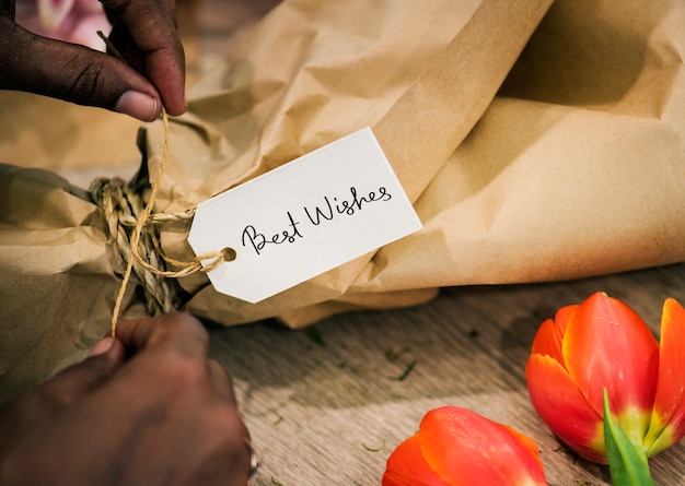 Closeup of Best Wishes tag sur un bouquet de fleurs