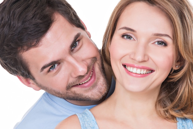 Closeup portrait de beau couple heureux isolé