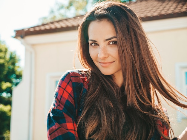 Closeup portrait de beau modèle brune mignonne. Fille à la mode posant dans la rue